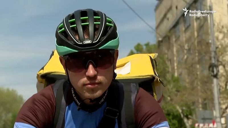 Video z Mykolajivu: Benzin je vzácnost, pomoc vozí cyklisté